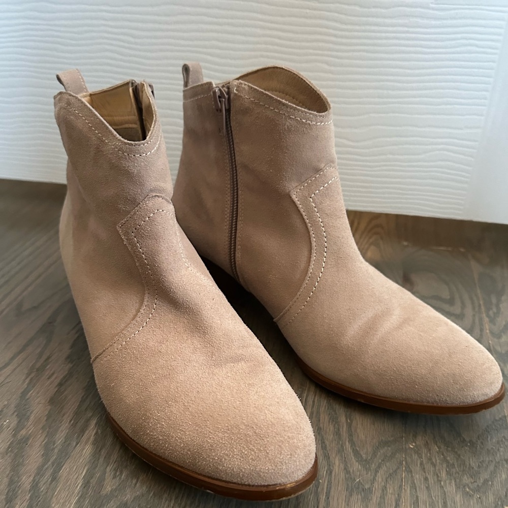 Adorable Anthropologie Light Tan Booties!